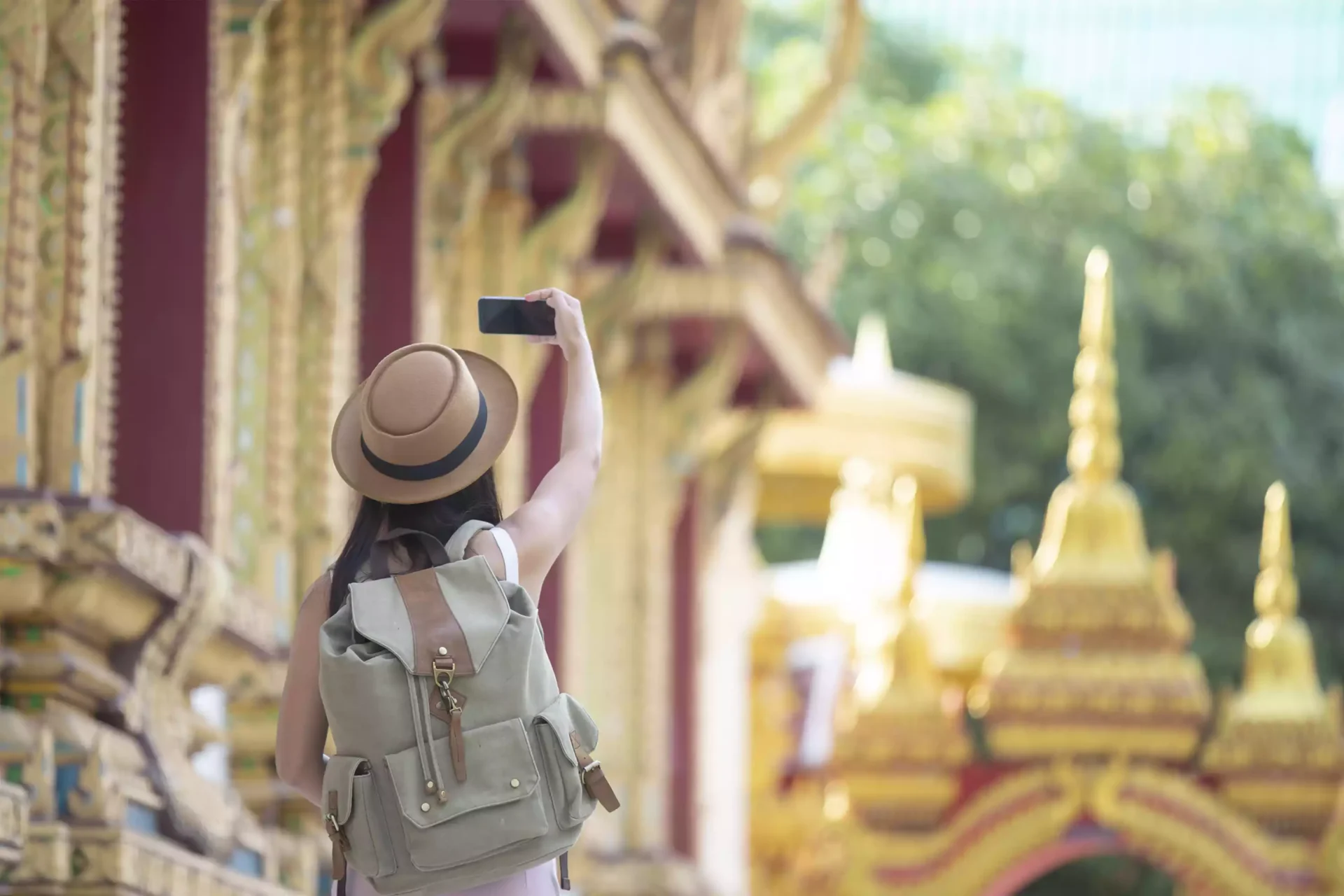 female-tourists-take-pictures-with-mobile-phones-1